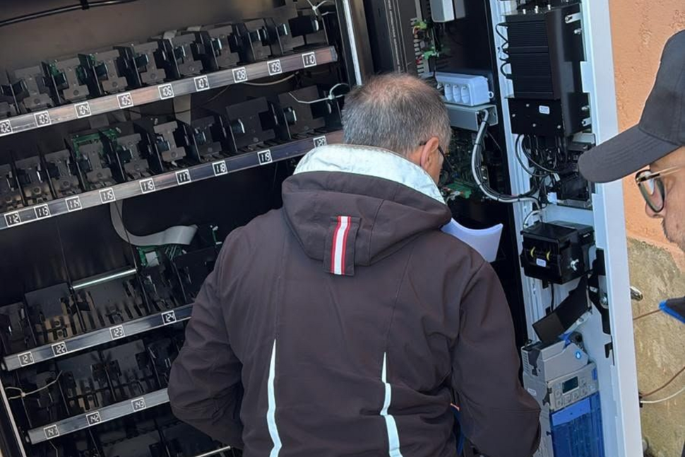 Tecnico in assistenza su dispositivo medico in farmacia