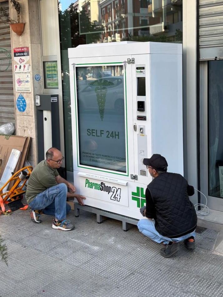 Farmacista con tablet in farmacia moderna