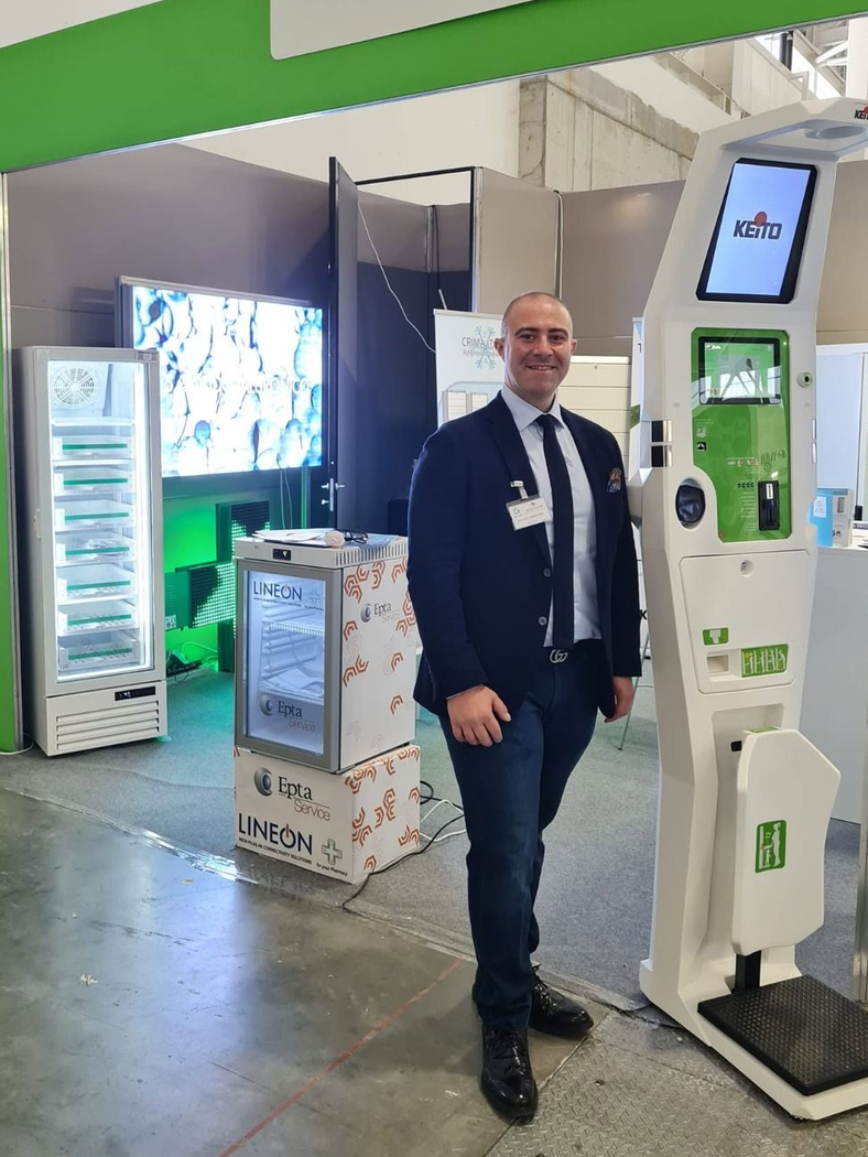 Interno di una farmacia moderna con attrezzature professionali