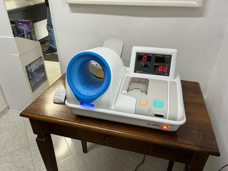 Misuratori di pressione e bilance pesa persone