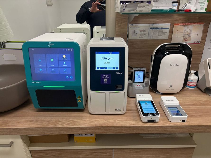 Farmacia moderna con attrezzature avanzate