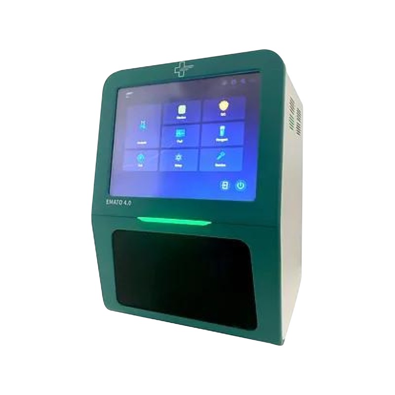 Chiosco touchscreen verde con interfaccia blu e scomparto inferiore nero su sfondo bianco.