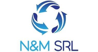 Logo circolare blu sopra la scritta 