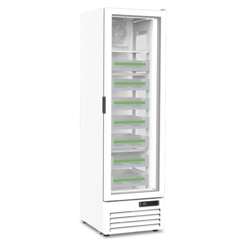 Frigorifero commerciale con porta in vetro bianca, ripiani e ventilazione inferiore, isolato su sfondo bianco.