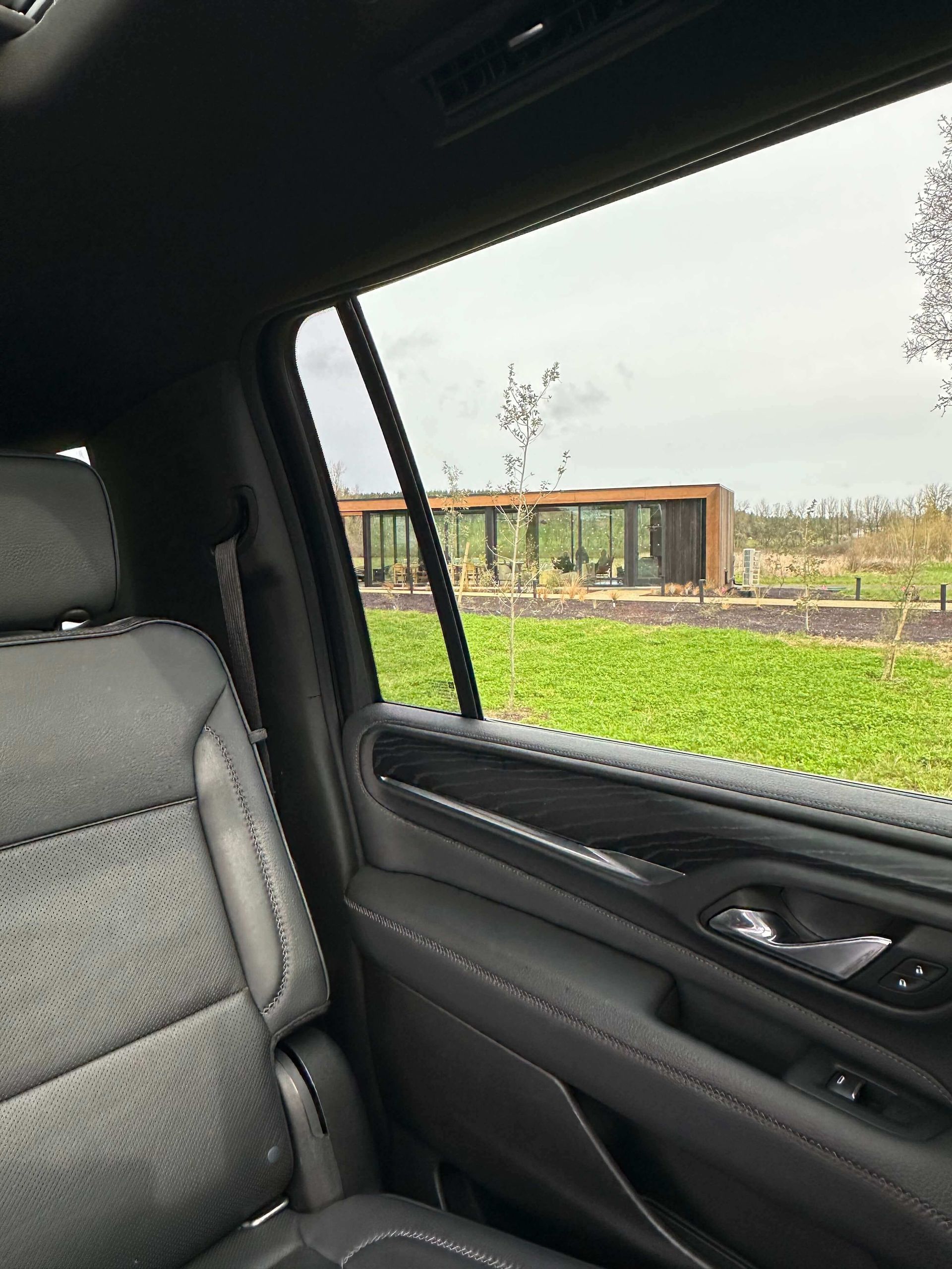 Luxury Limo Car In Oregon With Private Drivers 