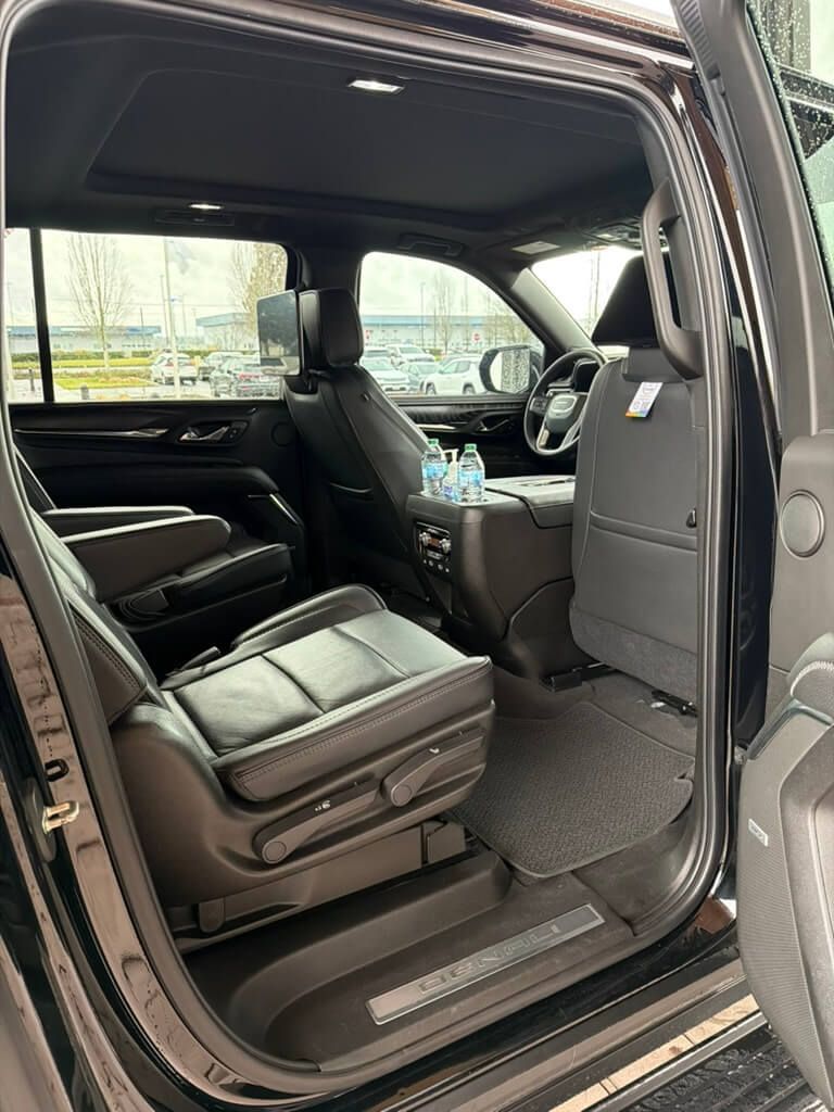 Private airport transportation in Sherwood Oregon black SUV chauffeur service to PDX