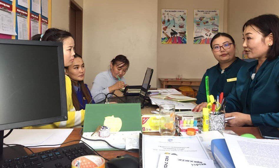 Five teachers participating in a training session around how to find hidden gems within their classroom. 