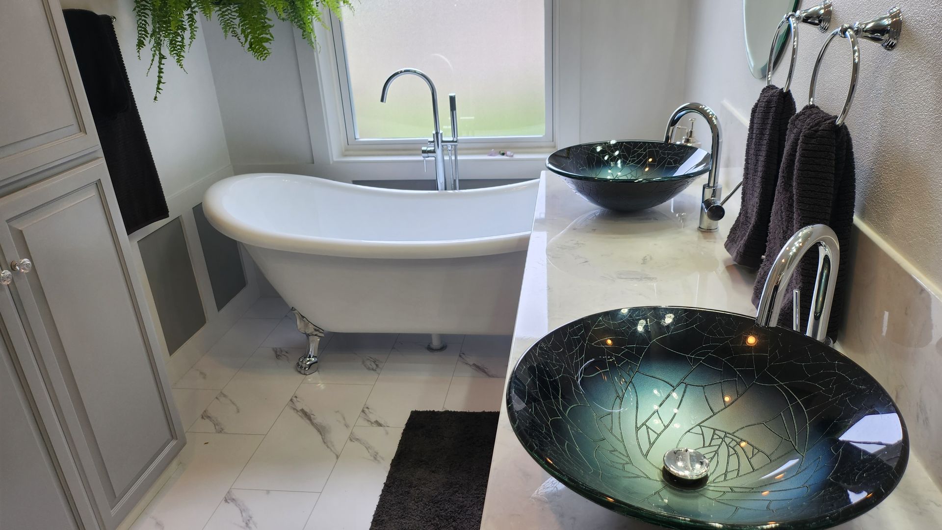 A bathroom with two sinks and a bathtub