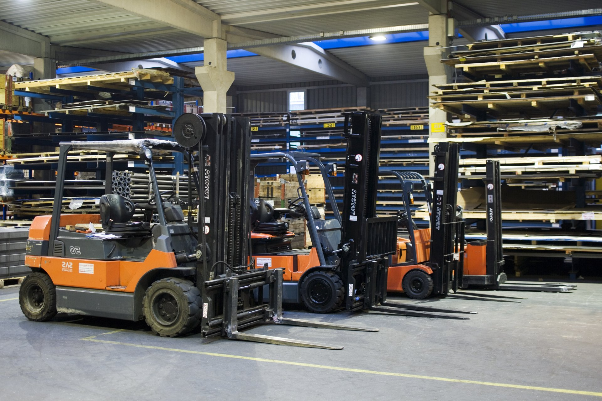 Flurförderfahrzeuge in Lagerhalle Blechtechnik Koller GmbH
