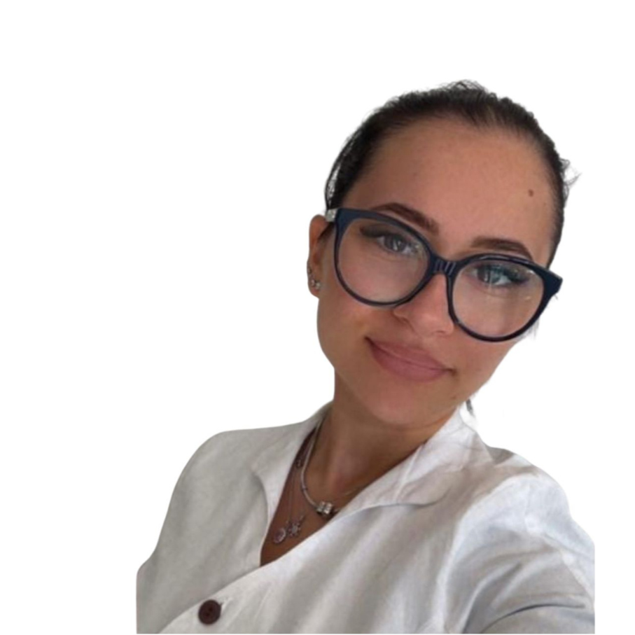 Donna sorridente con occhiali, camicia bianca e collana, su sfondo bianco.