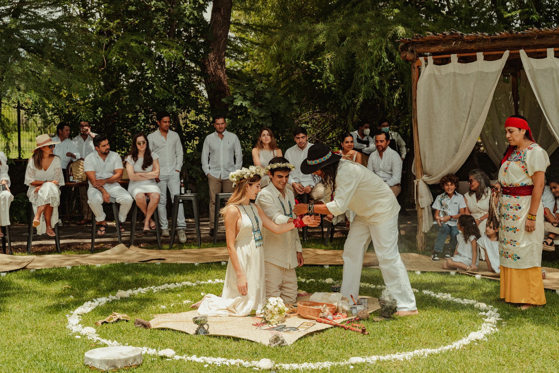 Ceremonia nupcial: Pareja arrodillada dentro de un círculo.
