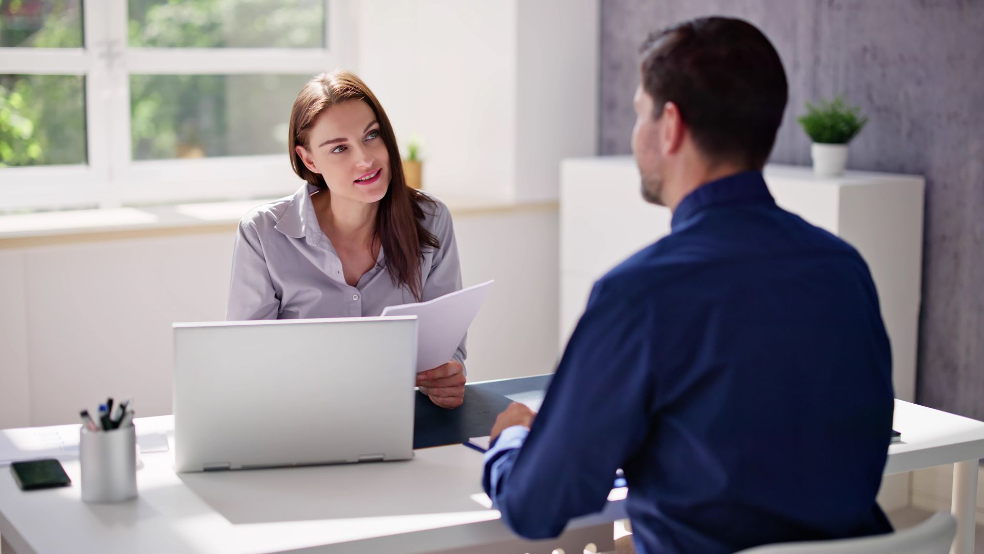 4. Professional accountant providing tax-saving advice to a contractor