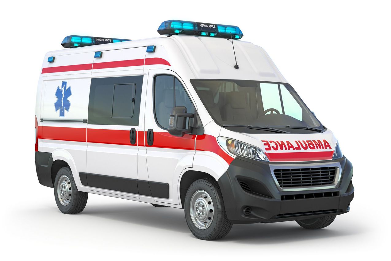 Ambulanza bianca con strisce rosse e luci di emergenza blu su sfondo bianco.