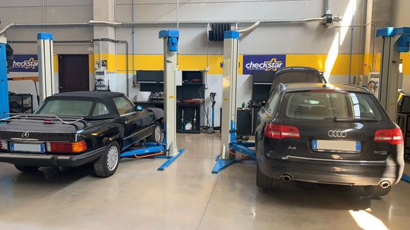 abitacolo di un'auto d'epoca