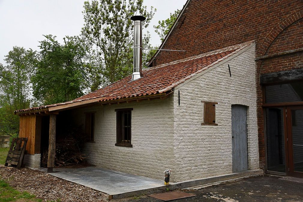 Tijdens de erfgoeddag gaan de Hete bakkers (bakgroep van de Heetveldemolen) aan de slag met desem, deeg en brood in het bakhuis met de hout gestookte oven. Er is gelegenheid om kennis en ervaring te delen met de bakkers.
