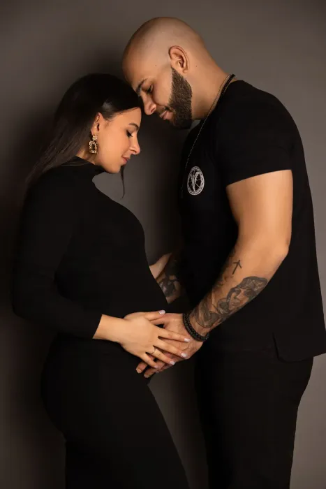 Babybauch-Fotoshooting Wien mit Paar in schwarz