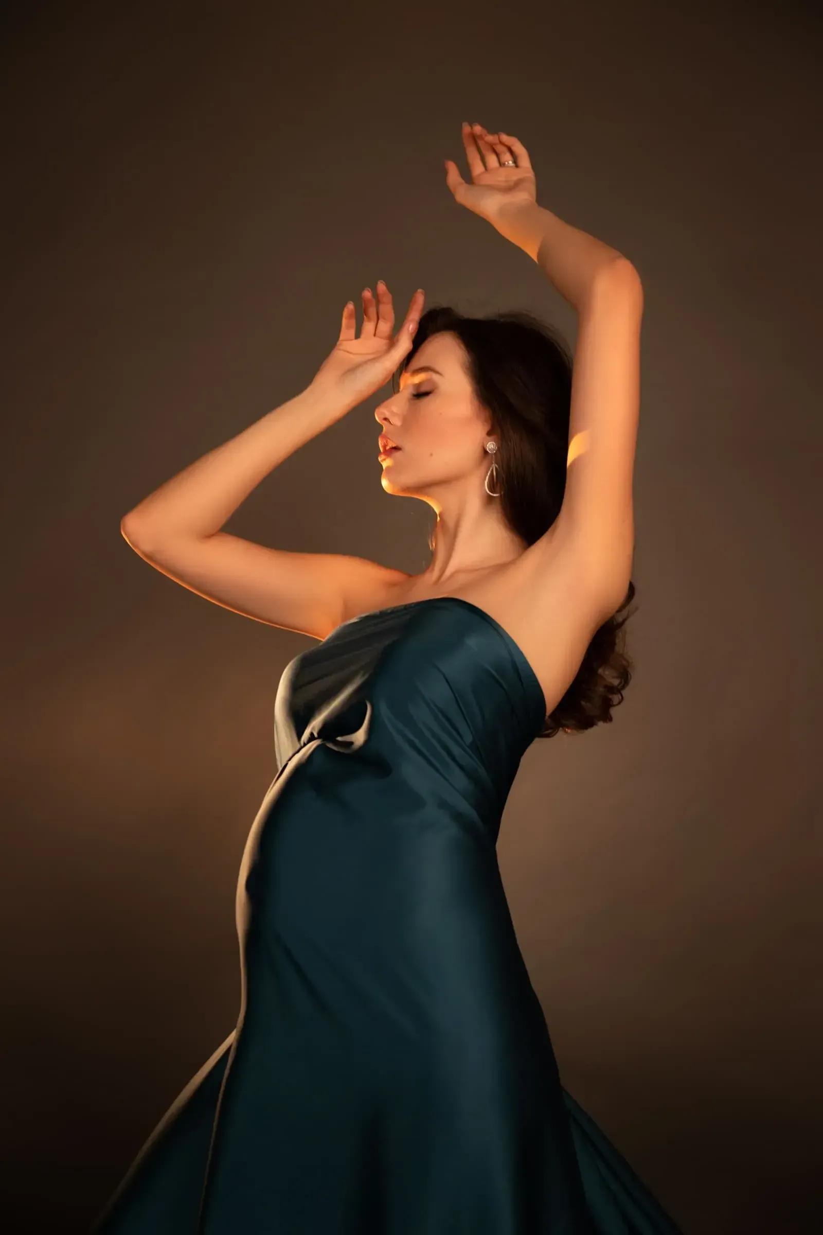 Babybauch-Fotoshooting mit Kunst im blauen Kleid in Wien