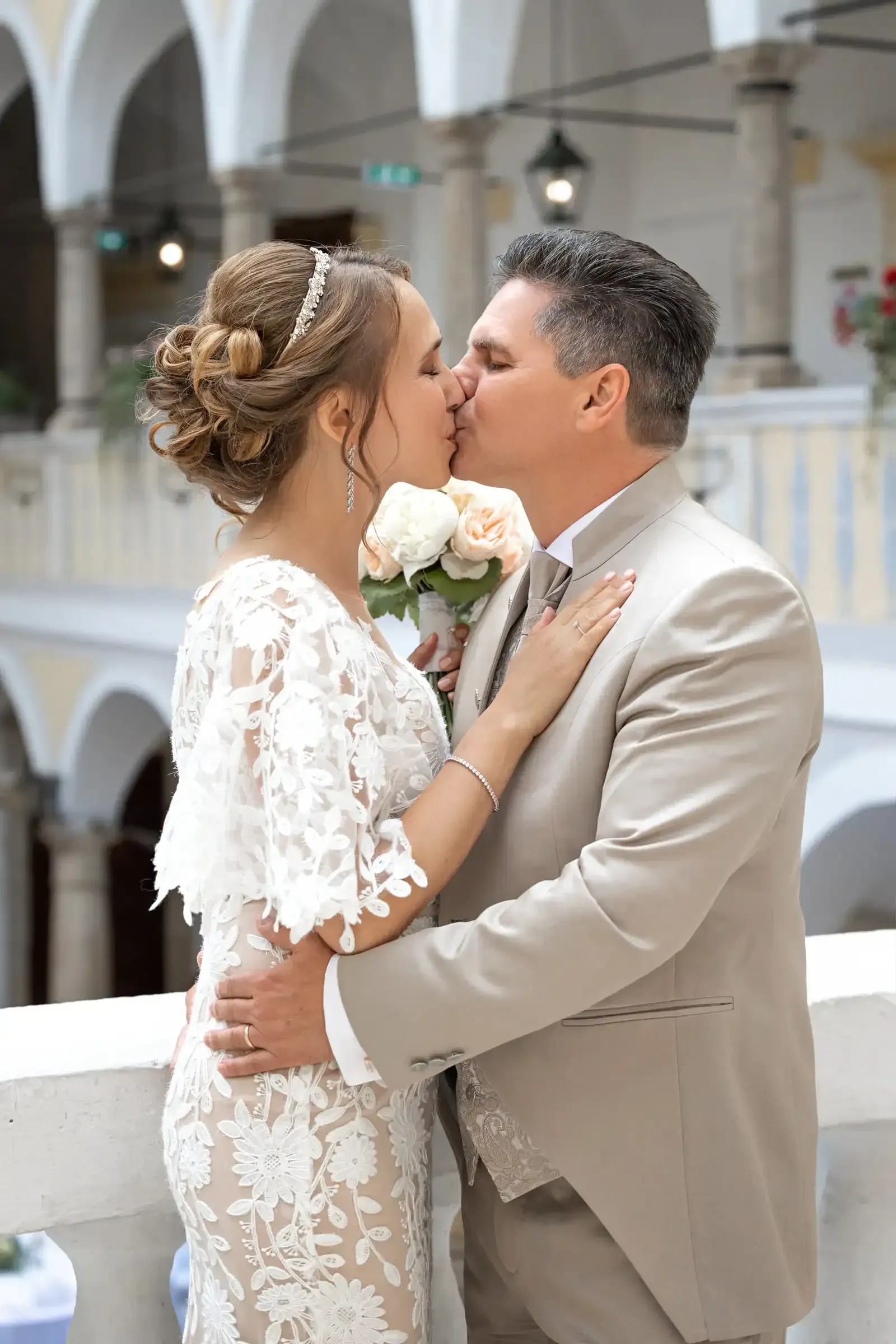 Brautpaarkuss waehrend der Hochzeit