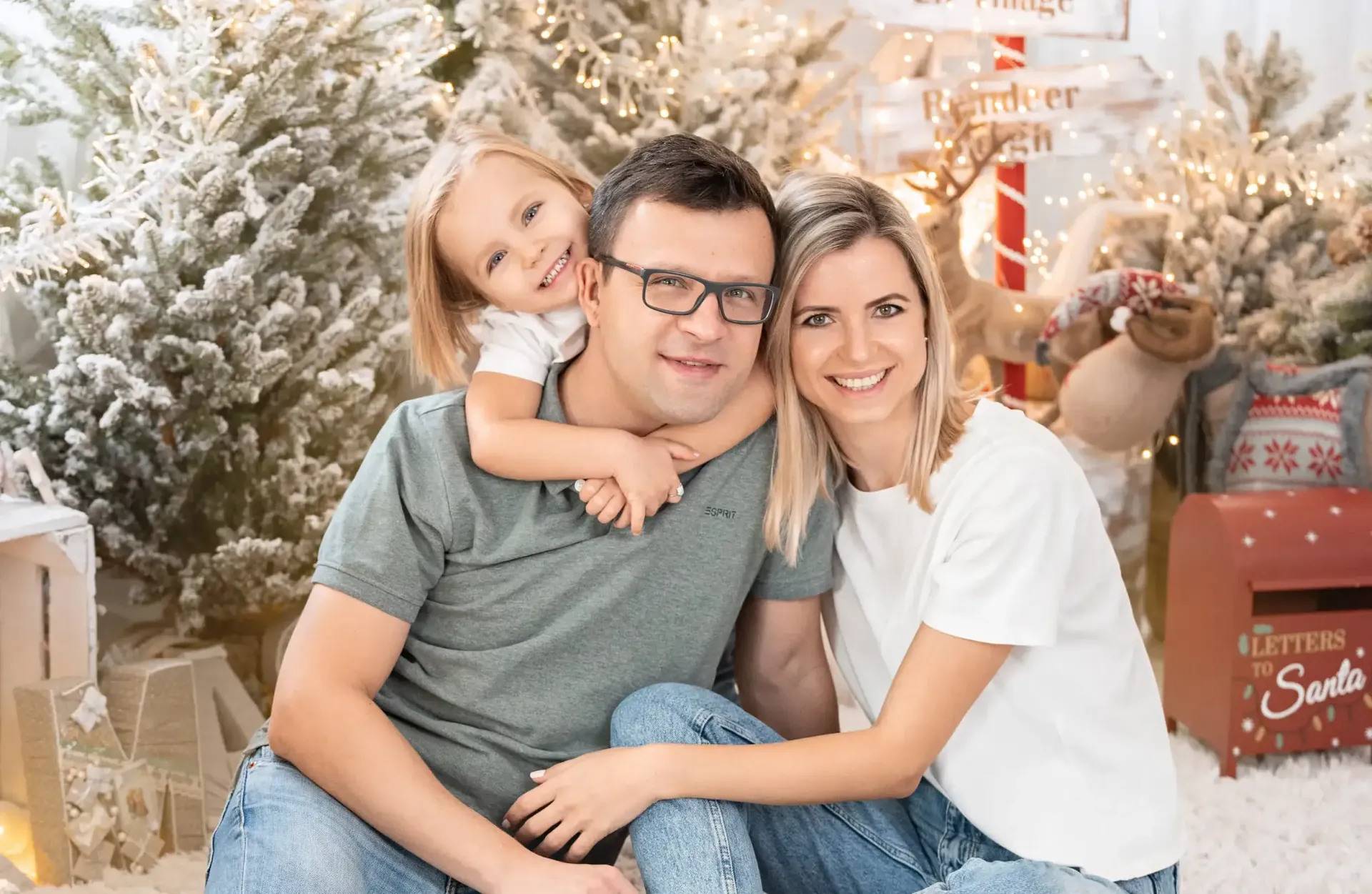 Familienfoto Kind umarmt seinen Papa in Wien