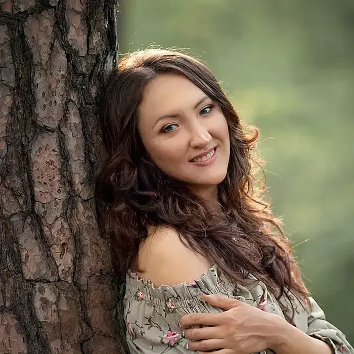 Hochzeitsfotografin Tatiana Weber im Kleid in der Natur