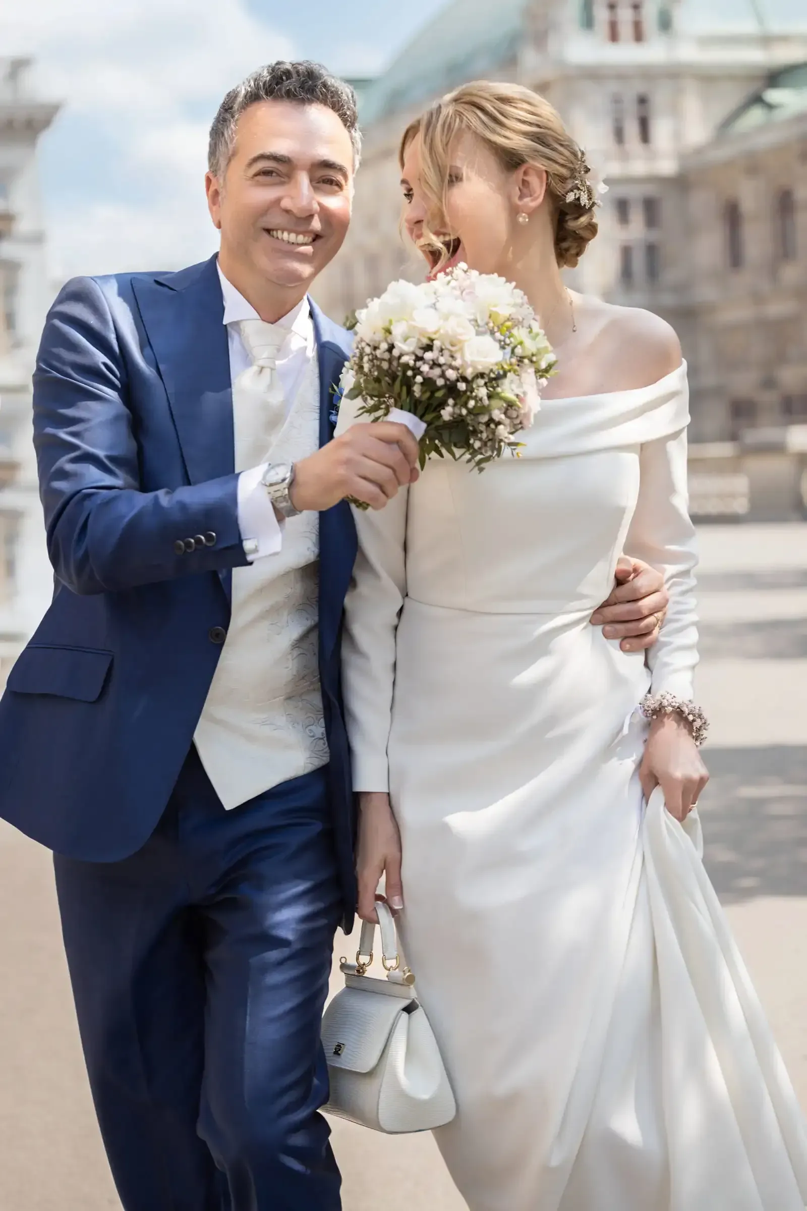 Hochzeitsfotograf in Aktion in Wien mit laufendem Paar