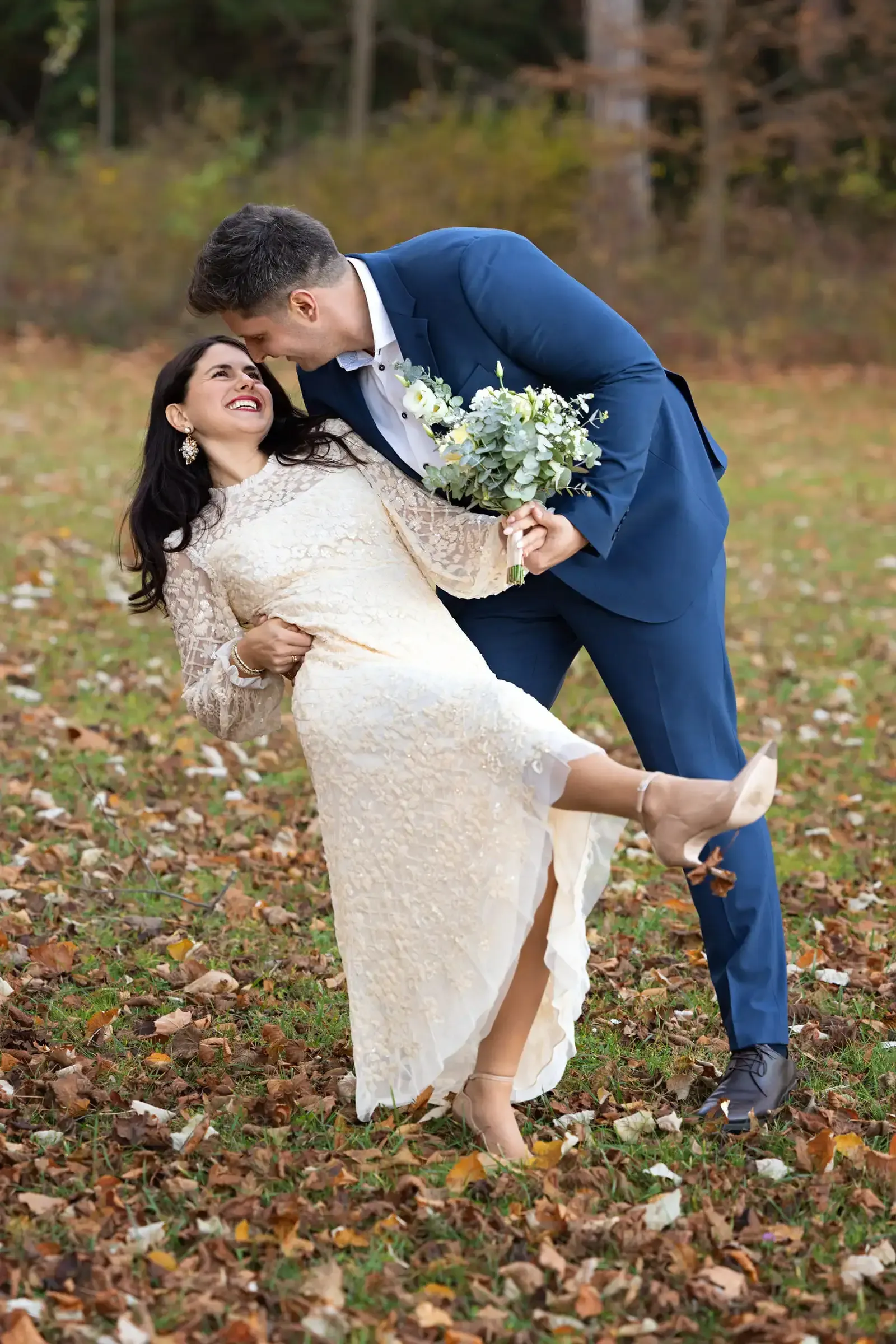 Hochzeitsreportage mit feierfreudigen Hochzeitspaar im Herbst mit Kamera Lab