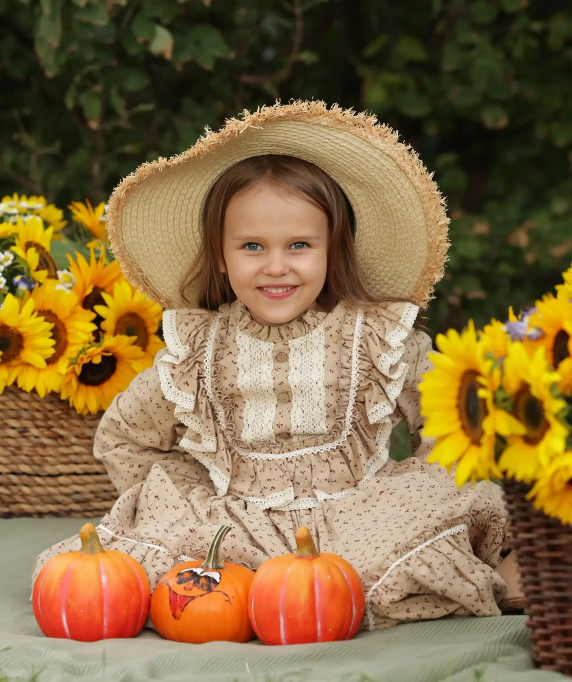 Kindershooting Mädchen mit Kürbis und Sonnenblumen mit Kamera Lab in Wien
