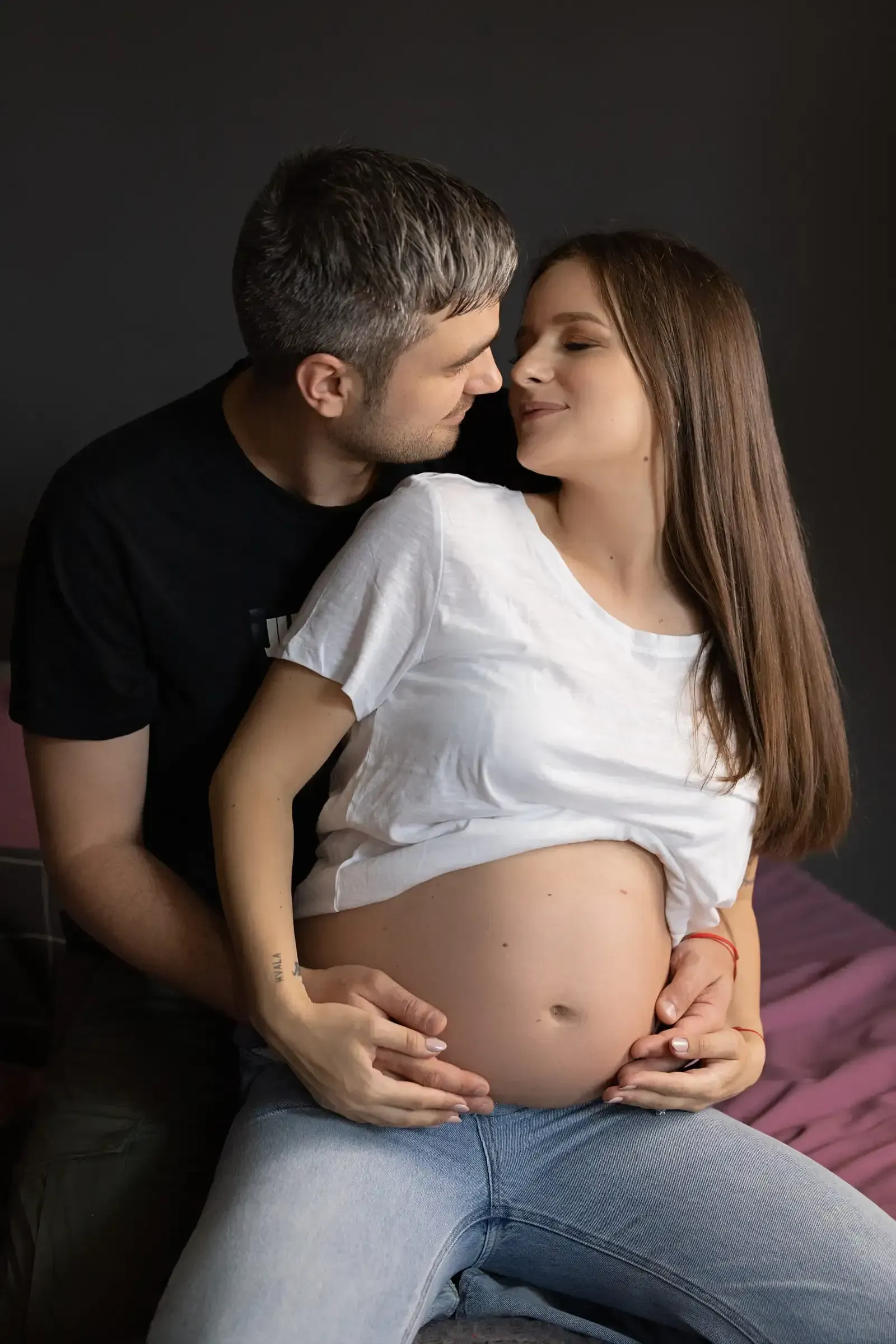 Schwangerschaftsfoto mit einem Paar mit schwarzem und weissen T-Shirt in Wien