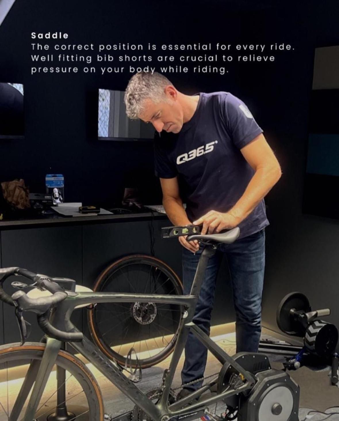 Hombre ajustando el asiento de una bicicleta; el texto explica la importancia de la posición del sillín y del culotte con tirantes.