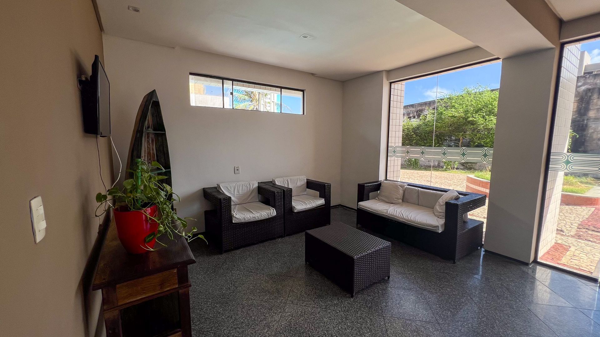 Uma sala de estar com um sofá, cadeiras e uma mesa.-Boreas-Apart-Hotel