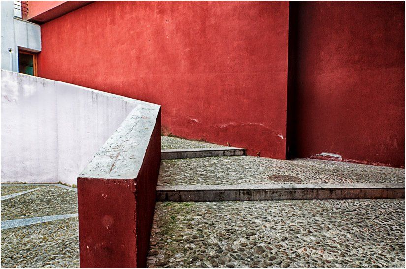 A red wall with stairs leading up to it