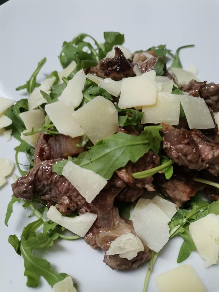 carne con rucola e grana