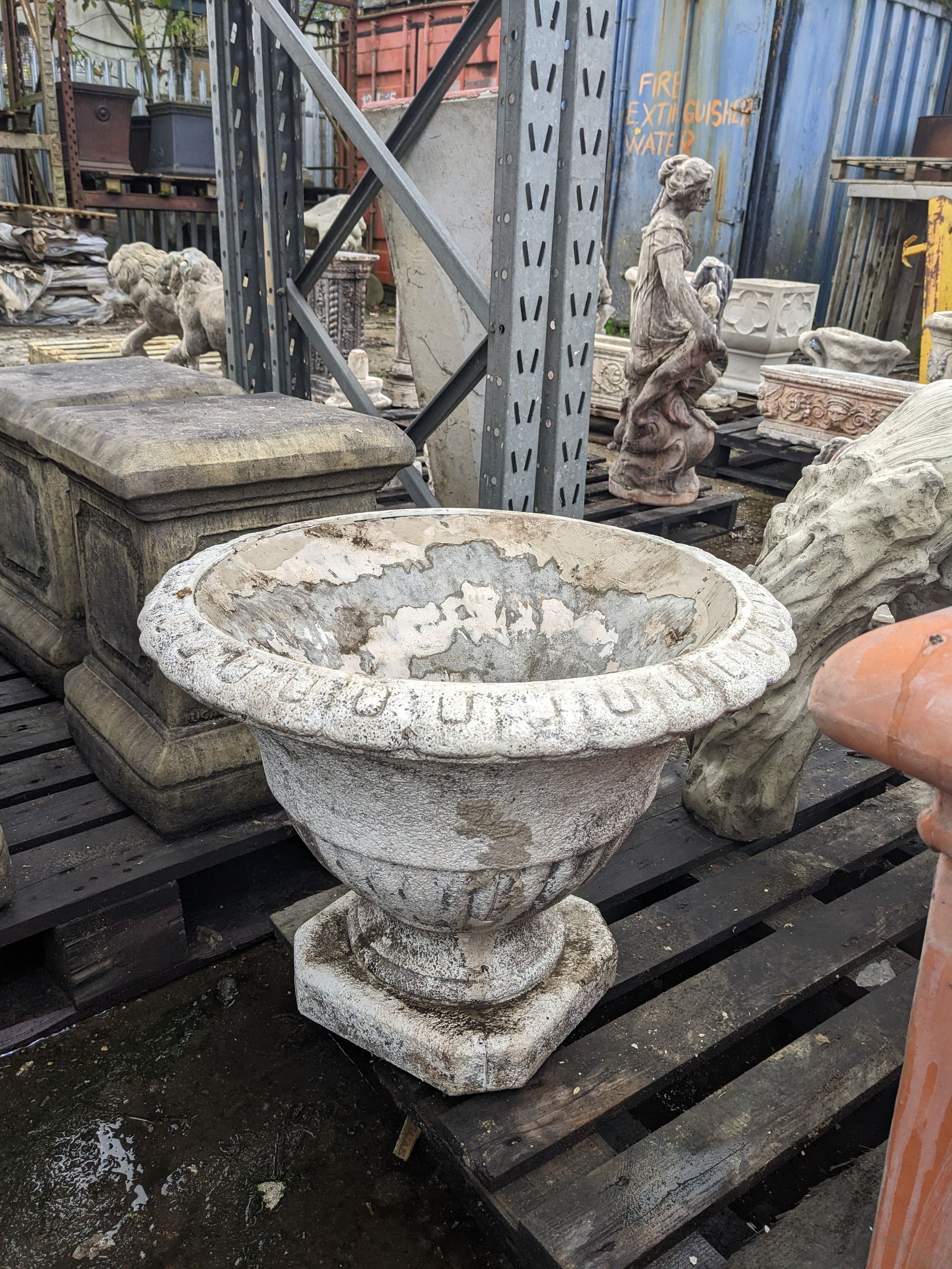 scallop vase tub urn planter stone garden statue