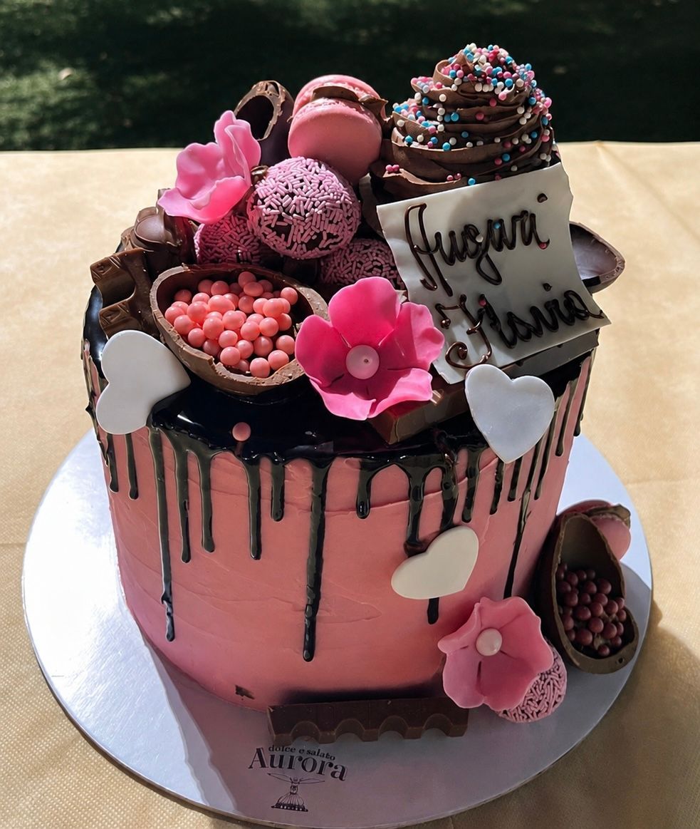 Torte con panna e decorazioni.