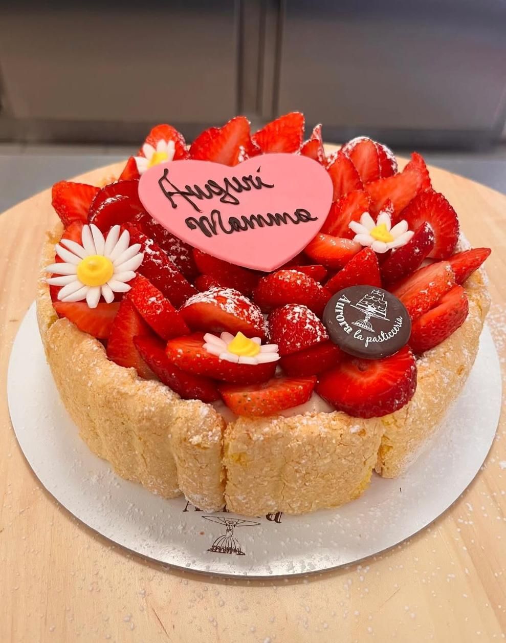 Torta con crema e frutta fresca.