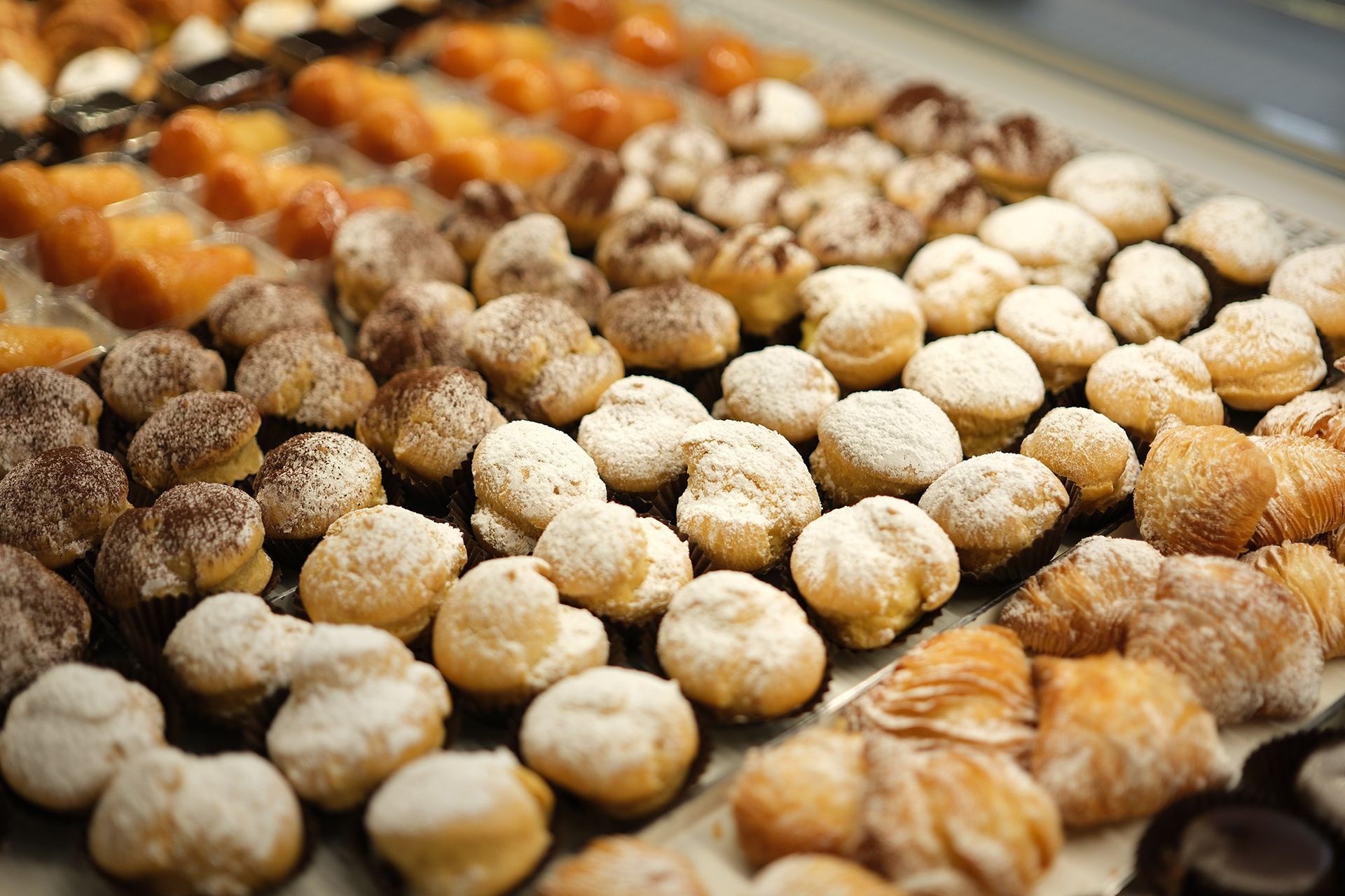 Dessert preparati in pasticceria.