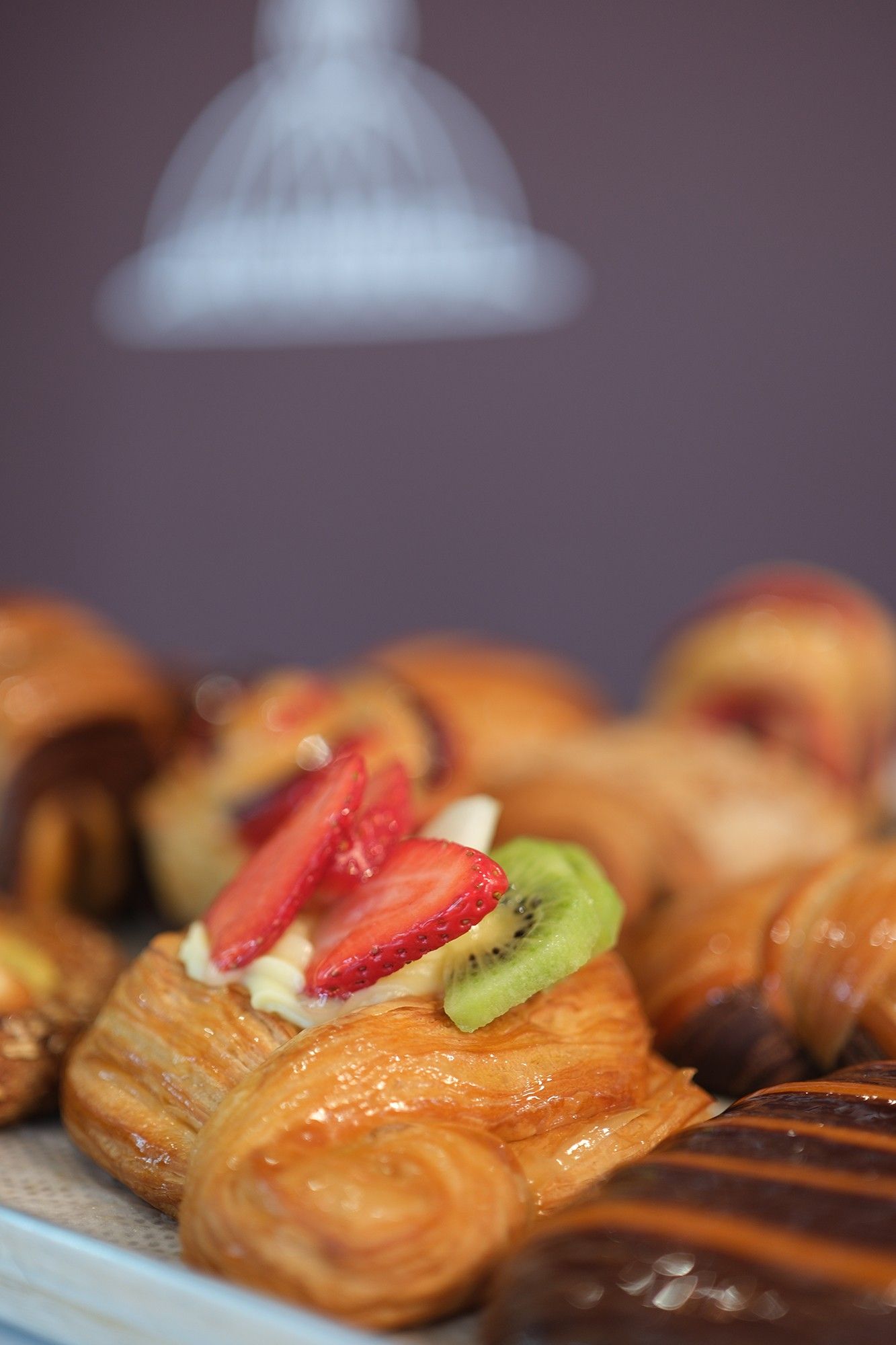 Caffetteria con brioche fresche.