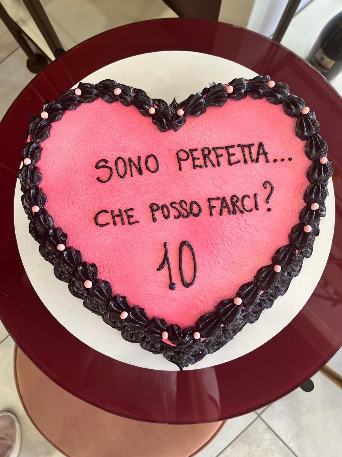 Torta con decorazioni personalizzate.
