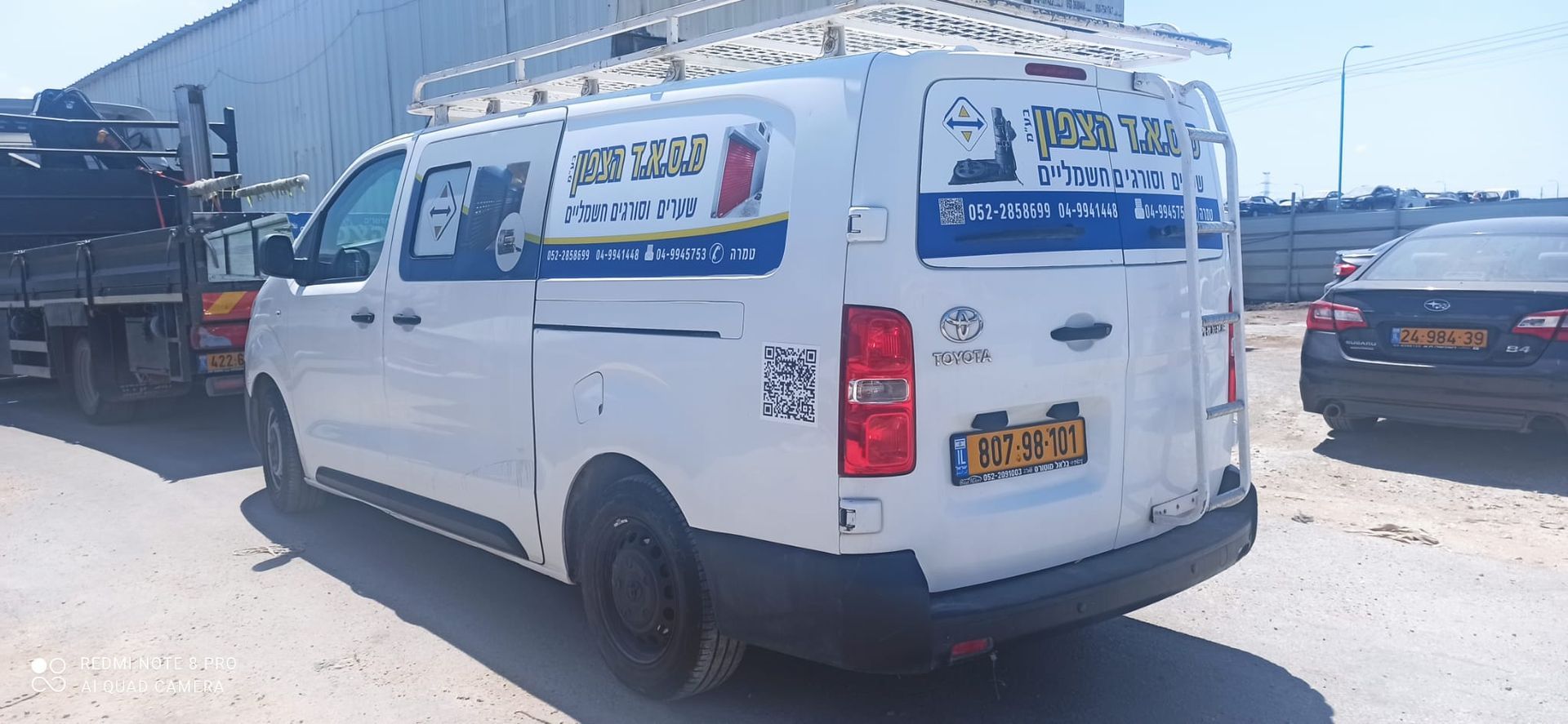 חלקה האחורי והצדדי של מסחרית השירות מבית מ.ס.א.ד. הצפון, המציגה את מיתוג החברה ופרטי ההתקשרות.