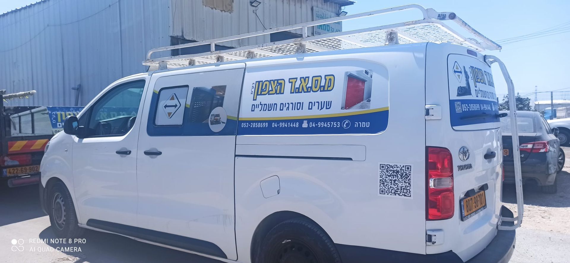 רכב השירות וההתקנות של מ.ס.א.ד. הצפון (מבט צד) הכולל את לוגו החברה והכיתוב