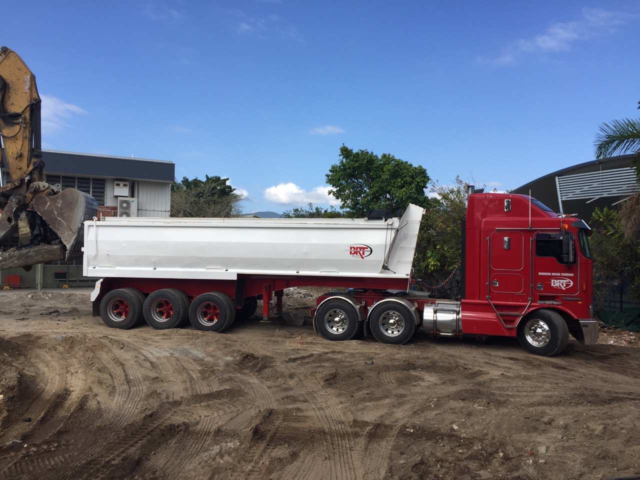 Howard Porter Semi Tipper — Areoglen, QLD — Barron River Towing Howard Porter Semi Tipper — Areoglen, QLD — Barron River Towing
