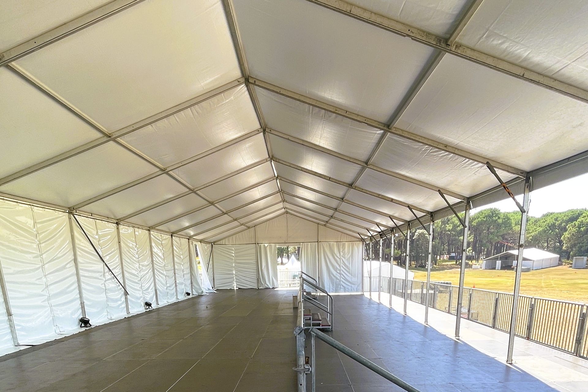 10m Hoecker Marquee Structure
White Roofs, White Walls
Split Level Deck
Clear Span Structure