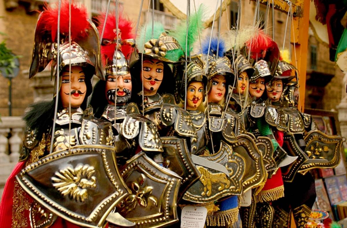 Des soldats de marionnettes, vêtus d'armures et de casques richement décorés, sont exposés dans un magasin.