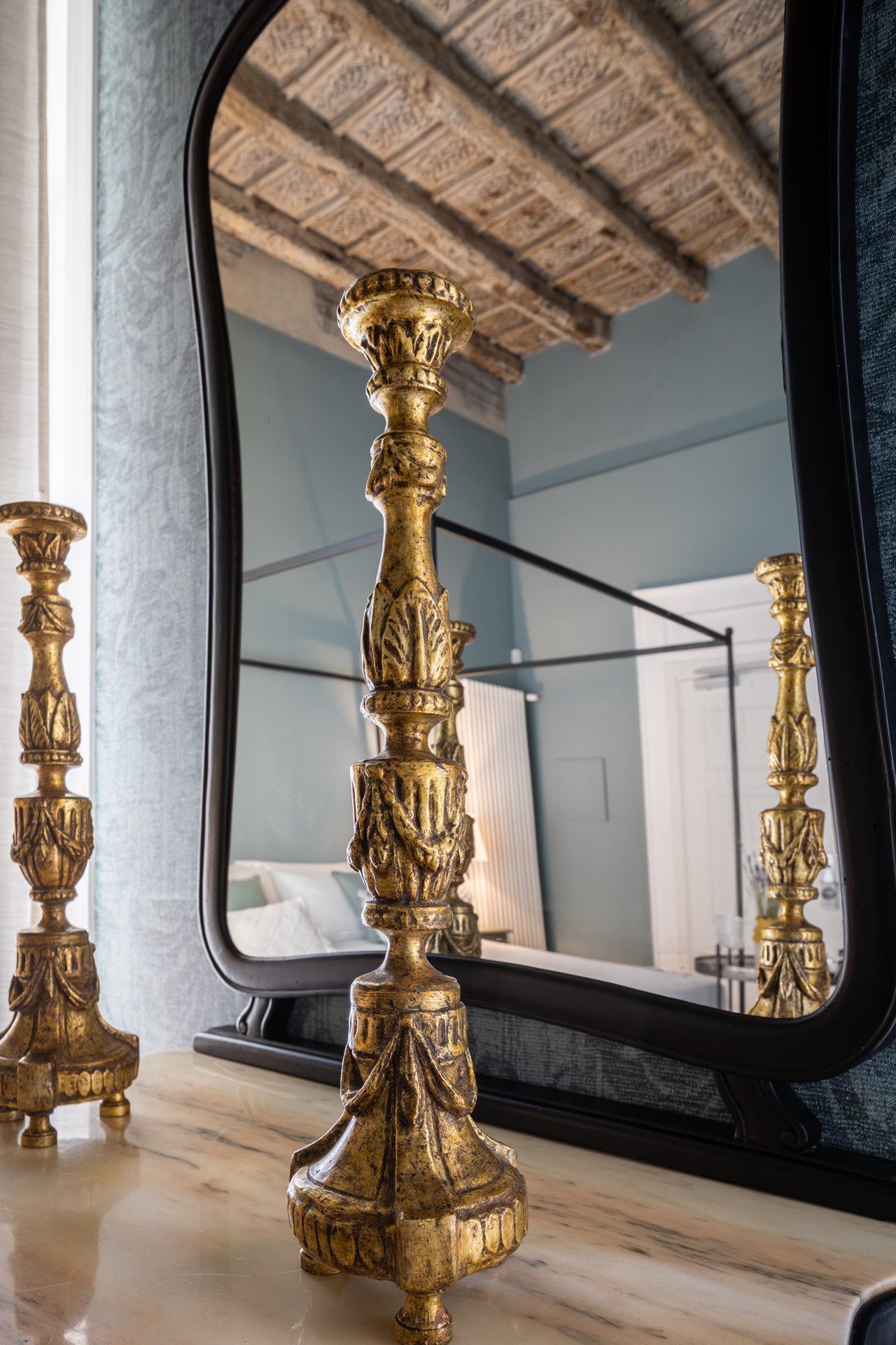 Candelieri dorati decorati su una superficie di marmo.