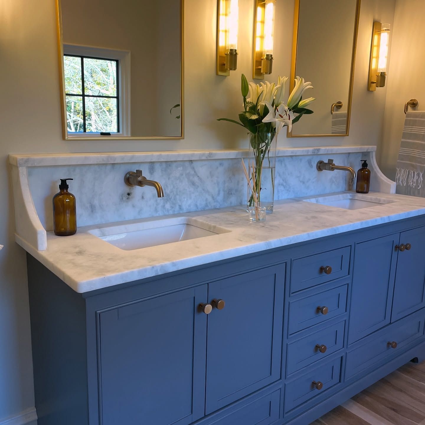 A bathroom with two sinks and two mirrors