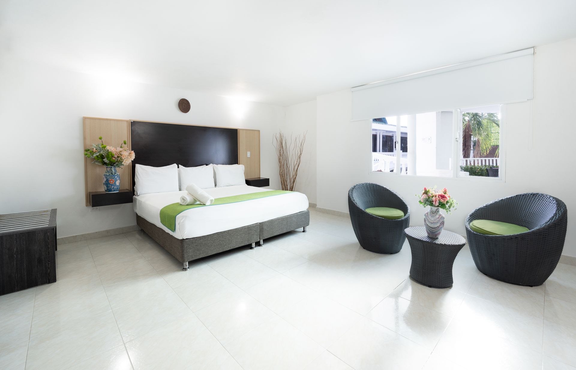 Habitación amplia y luminosa en Hotel Américas SAI, hoteles en San Andrés cerca de la playa para viajar con niños.