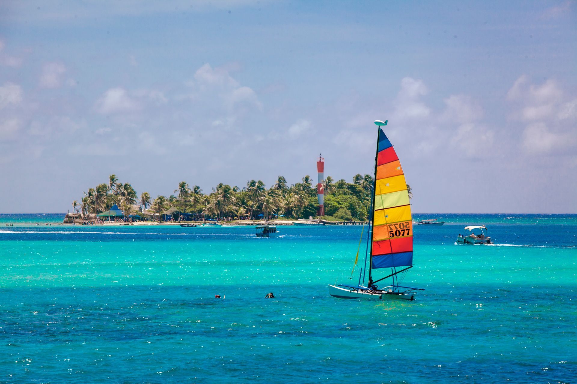 Velero en el mar de siete colores, plan para viajar en familia en San Andrés cerca de Hotel Américas.