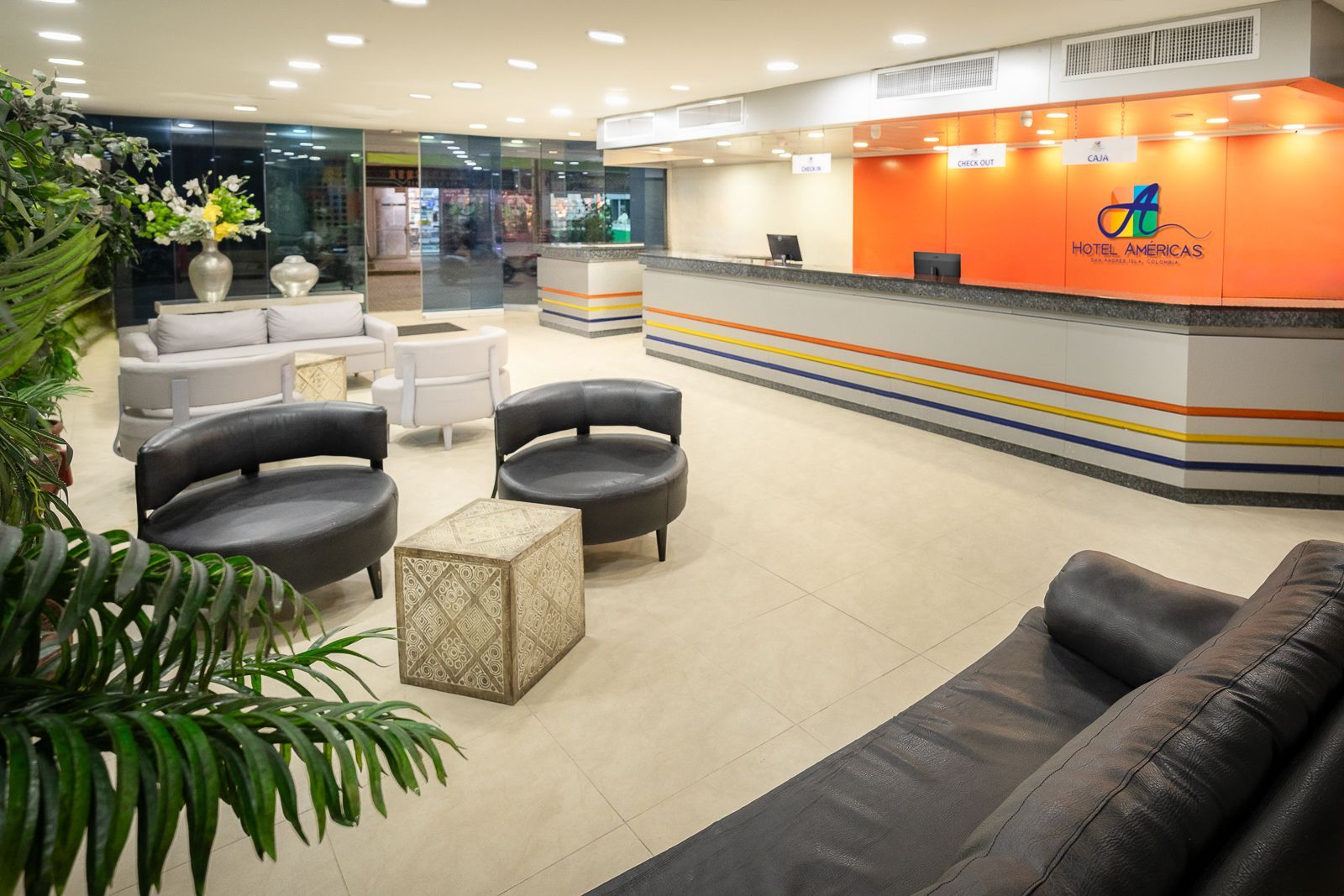 Lobby y zona de estar de Hotel Américas San Andrés, alojamiento en San Andrés para familias y grupos.