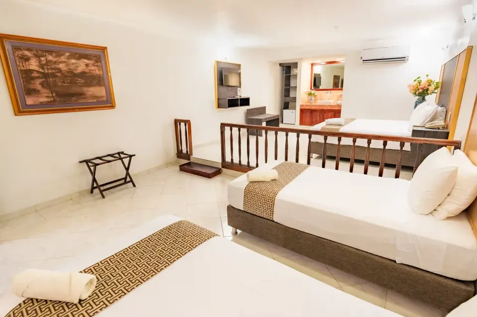 Habitación con varias camas, opción de descanso en hoteles en San Andrés centro.