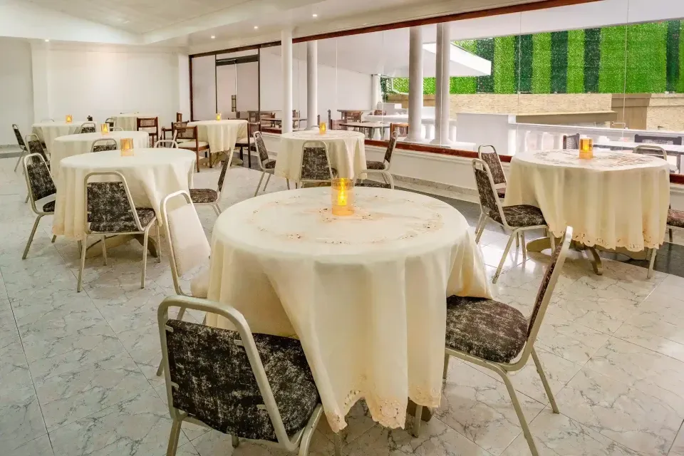 Restaurants in San Andrés Islands with round tables, light tablecloths, and a warm atmosphere.